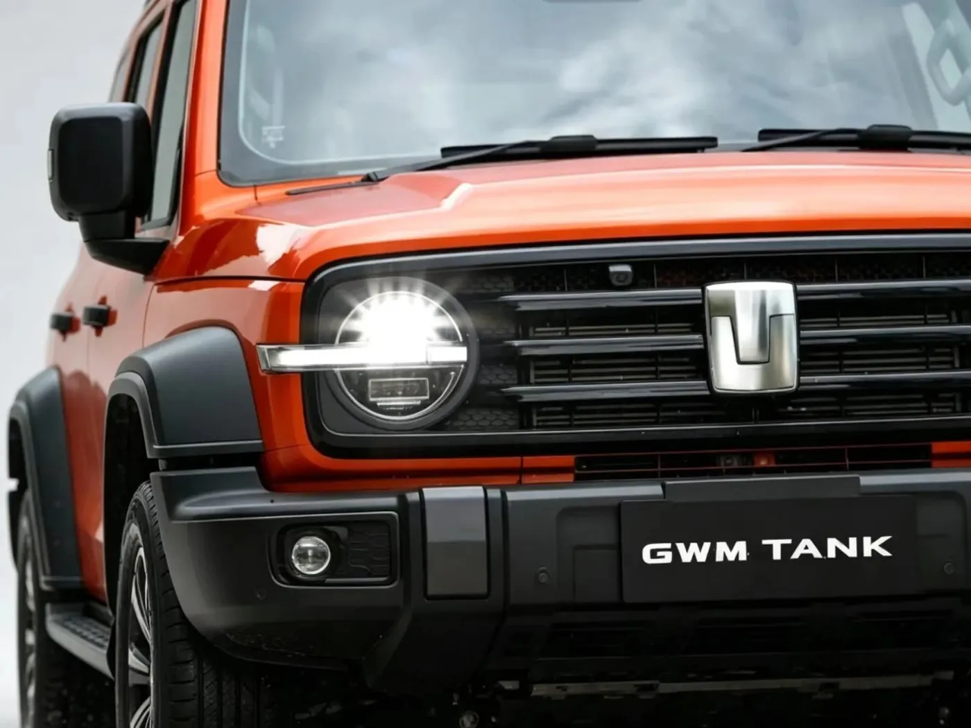 Detalle de los faros y la parrilla de un SUV GWM Tank, usado para comprobar modelo y versión de mercado