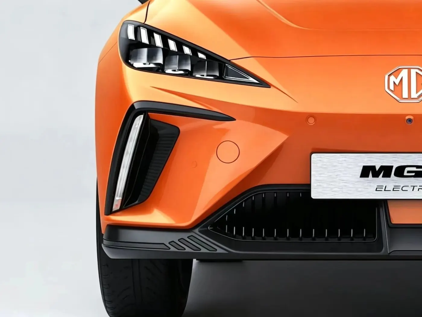 Detalle de los faros y el paragolpes de un vehículo eléctrico MG, usado para comprobar piezas compatibles de carrocería e iluminación