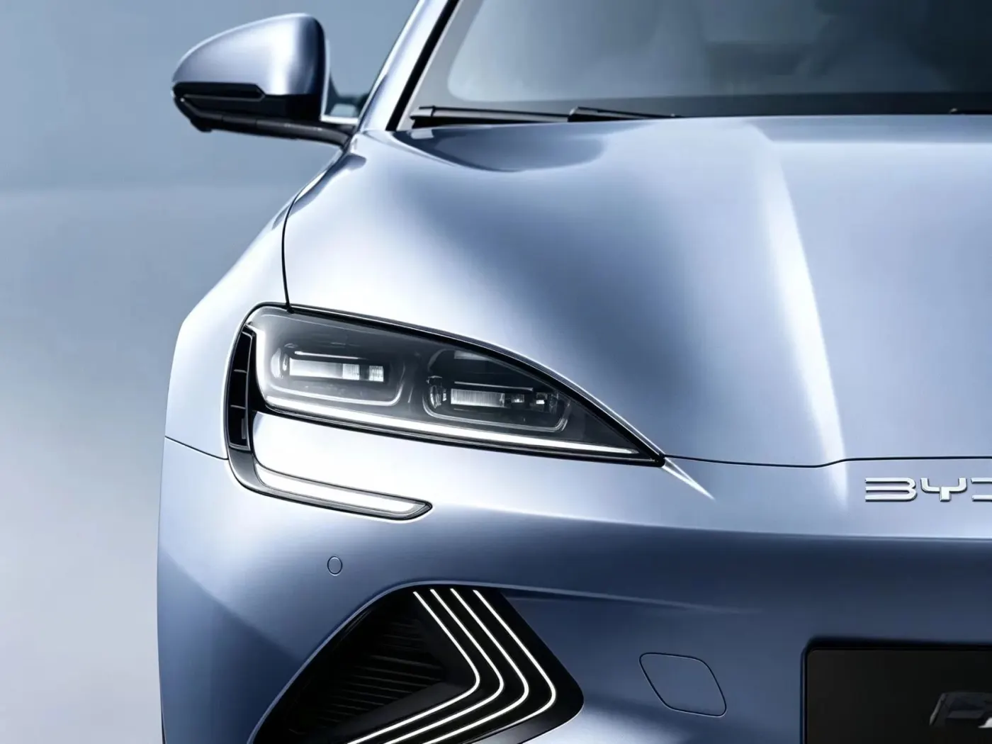 Detalle frontal y de iluminación de un vehículo eléctrico BYD, usado para comprobar modelo y posición de montaje al buscar repuestos compatibles